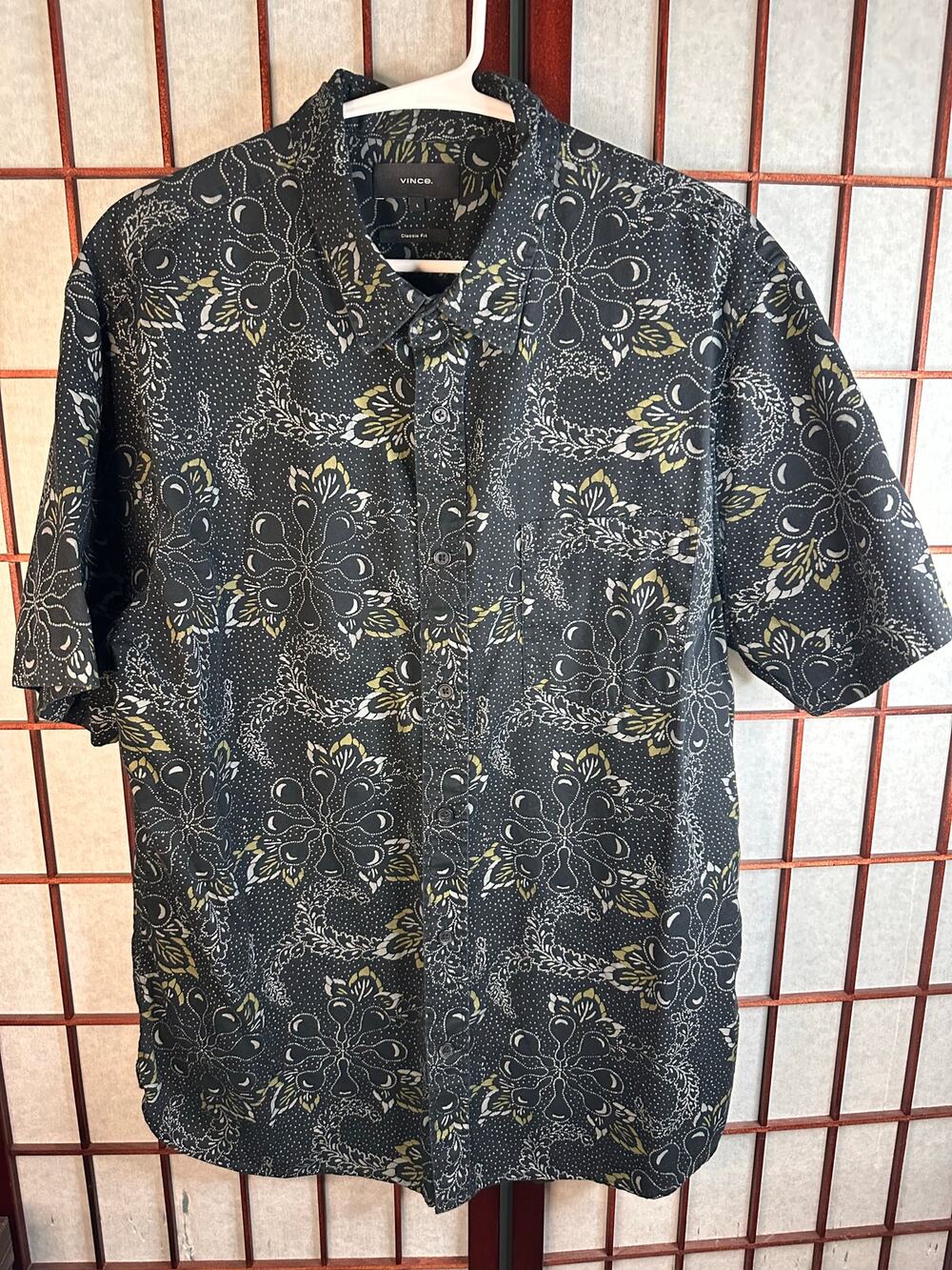 Vince. Men's Paisley/floral short sleeve button-up Black and Gold Size Large